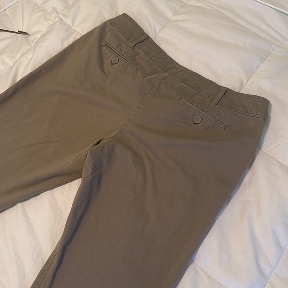 The Limited women's drew fit capri pants. Size 10 khaki (A13) - Picture 3 of 4